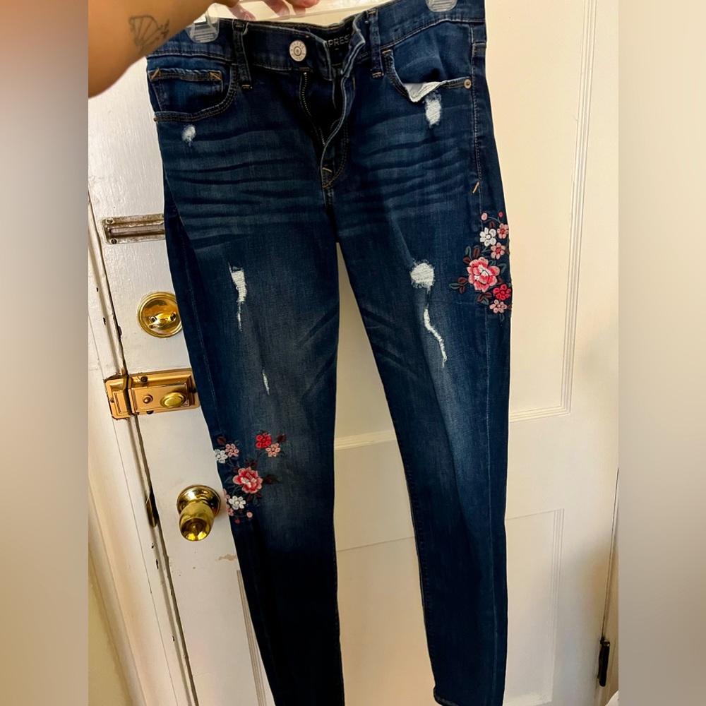 Express straight leg skinny jeans with flower embroidery. Size 4